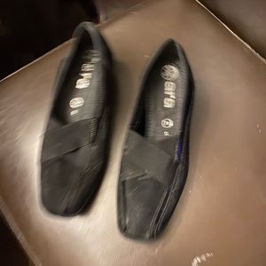 not sure if size  says 2 and half   i’m a size 5 and it fits